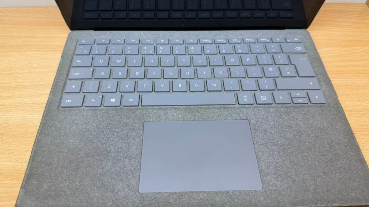 لپتاپ Surface 1769 سی پی یو i5-7300U رم 8 گیگابایت هارد ssd 256 گیگابایت استوک